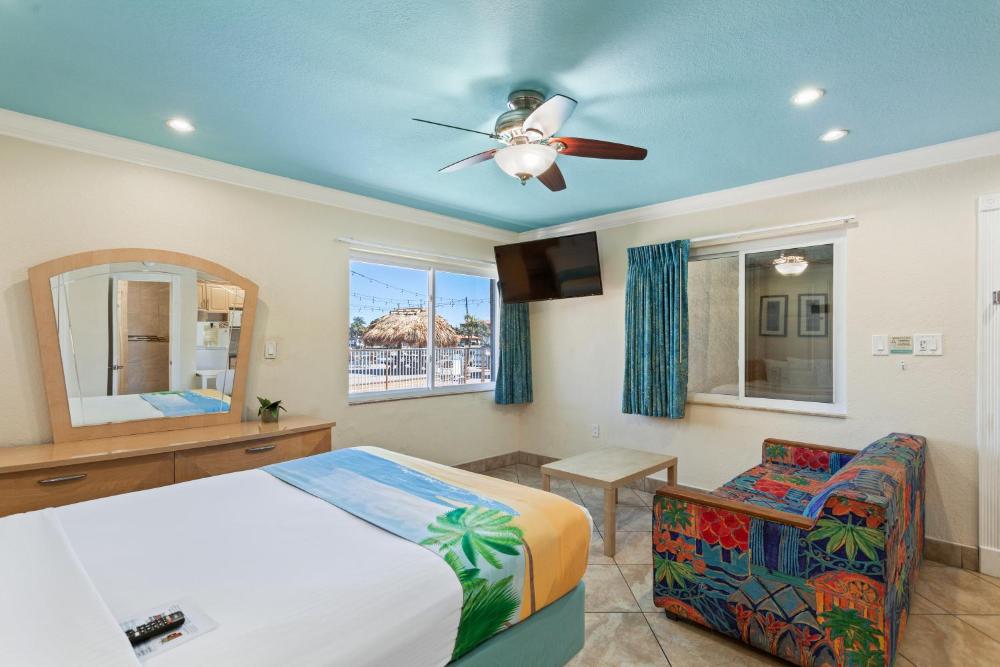 Deluxe Efficiency Suite: 1 Queen Bed and 1 Sleeper Sofa interior